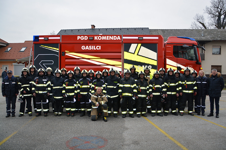 Skupinska slika pred novim vozilom