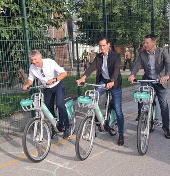 Župan Jurij Kern, predstavnik Nomaga Peter Žnidaršič in predstavnik RRA Matej Gojčič na e-kolesih