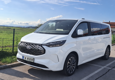 Nov električno kombi ki ga je občina Komenda dala v uporabo OŠ Komenda Moste