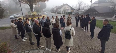 Župan in študenti na ploščadi pred občinsko stavbo