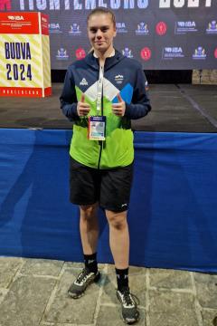 Lara Marie Kern s priznanjem