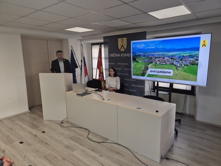 Župan Jurij Kern v sejni sobi