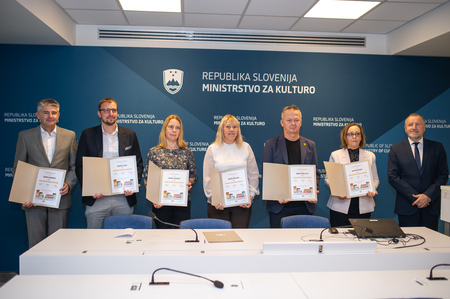 Skupinska slika predstavnikov prejemnic certifikata Branju prijazna občina