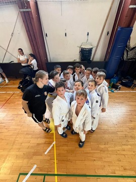 Skupina mladih judoistov