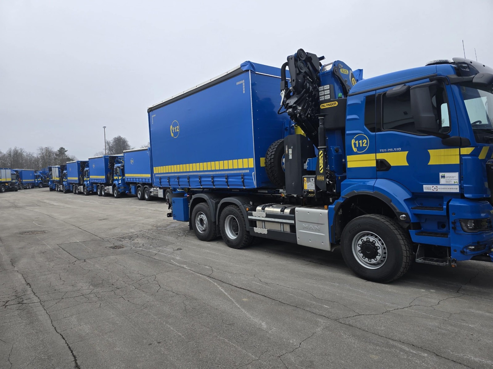 Kombinirano tovorno vozilo z modularnim kontejnerjem